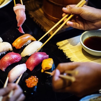 come si mangia il sushi